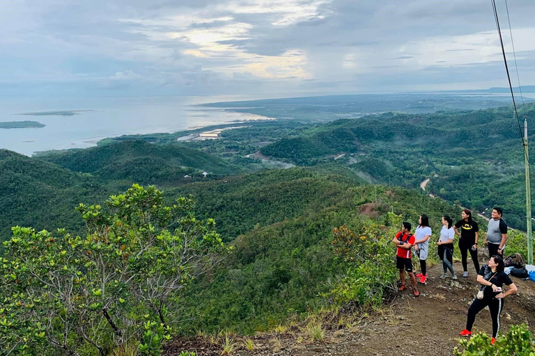 Puerto Princesa: Private Sunrise Trek at Mt. MagarwakSunrise Trek with Lunch at Cowrie Island