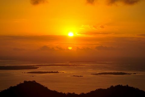 Puerto Princesa: Private Sunrise Trek at Mt. Magarwak