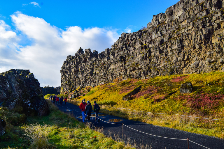 Vanuit Reykjavik: avontuur Gouden Cirkel en LavagrottenVanuit Reykjavik: dagtrip Gouden Cirkel en Lavagrotten