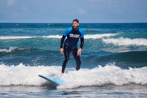 Auckland: Lezione di surf di gruppo con la scuola di surf Muriwai