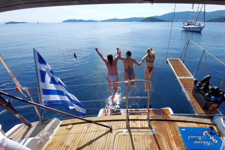 Skiathos: Passeio de barco de dia inteiro com almoçoExcursão particular