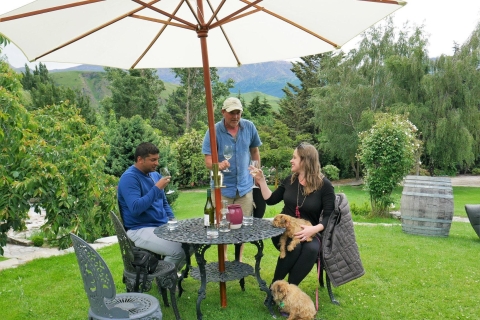 Szlak winny Otago Bespoke Small Group Tour & Wine CaveWycieczka do winiarni Otago, jaskinia wina, degustacje i taca