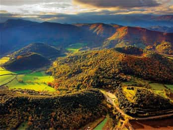 Girona: Volcano Area, Besalú, and Banyoles Lake Tour