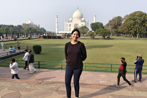 From Delhi: Taj Mahal Day Tour with 5 Star Hotel Lunch From Delhi: Tour with Driver, Guide, Entry Tickets & 5* Meal