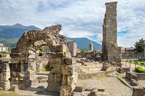 Aosta: tour privato a piedi con degustazione di cibi e vini