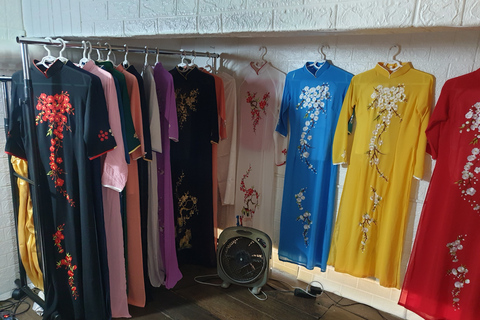 Hanoi: Traditional Ao Dai Dress and Non La Hat Rental Standard Option