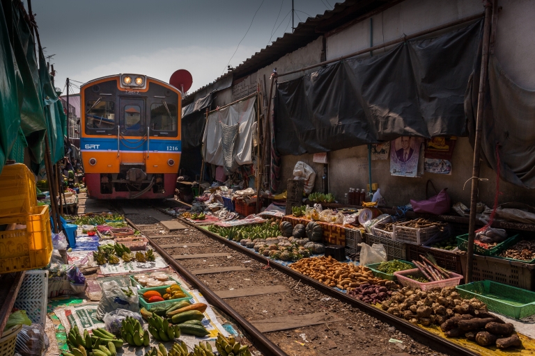 Bangkok: dagtrip Damnoen Saduak, treinmarkt & Mahanakhon