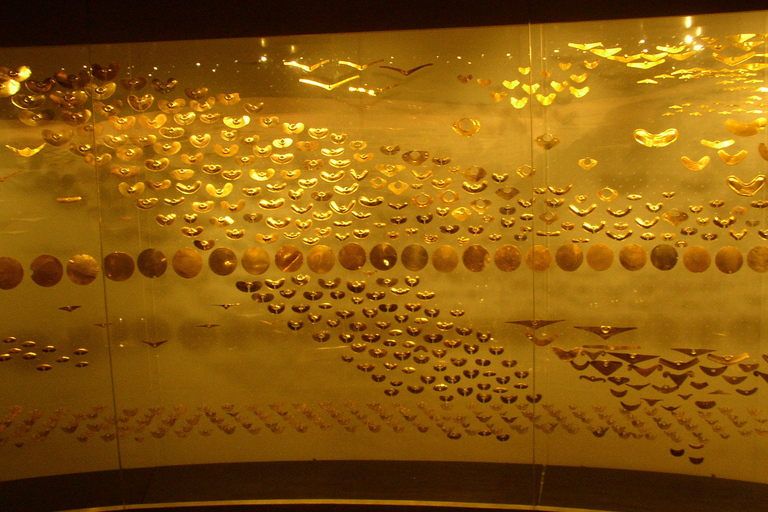 Bogotá: Private Candelaria Walking Tour and Gold Museum