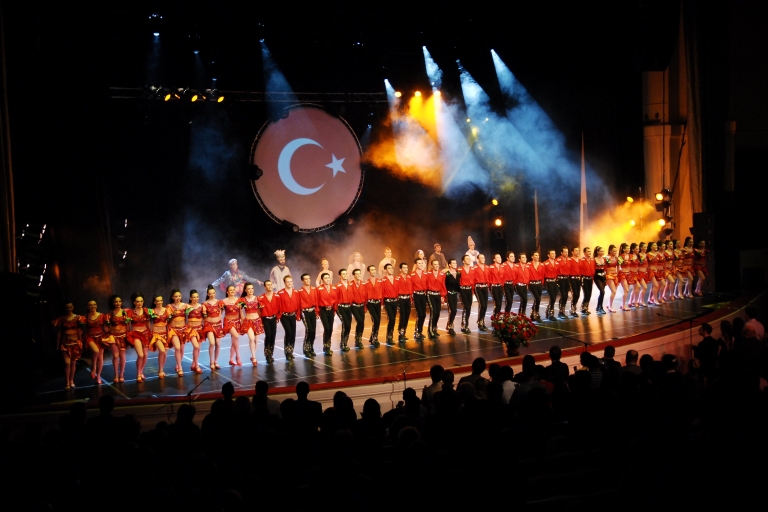 Von der Seite: Feuer von Anatolien TanzshowStandard Option