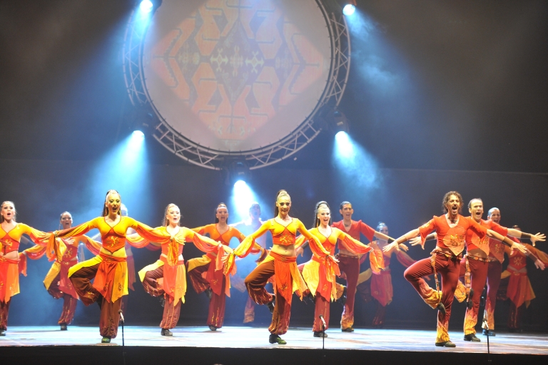 Von der Seite: Feuer von Anatolien TanzshowStandard Option