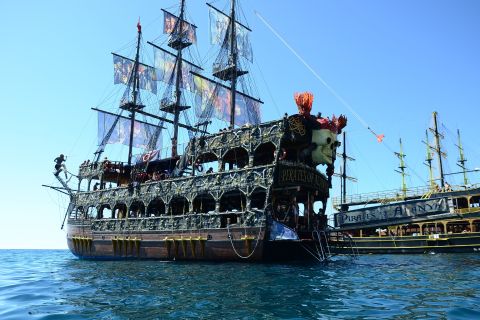 Alanya: Pirates Boat Tour with Lunch and Drinks