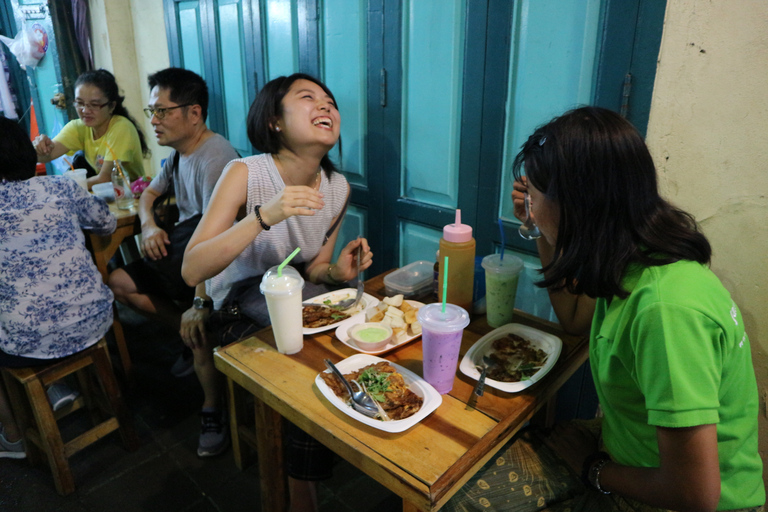 Bangkok: E-Scooter Nachttour mit lokalem Straßenessen