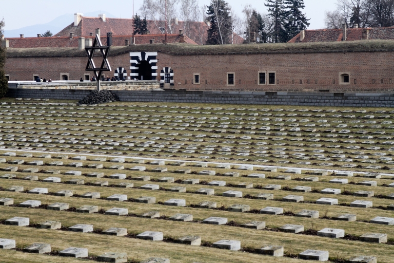 De Prague : excursion d'une demi-journée à Terezín avec entréesVisite en espagnol