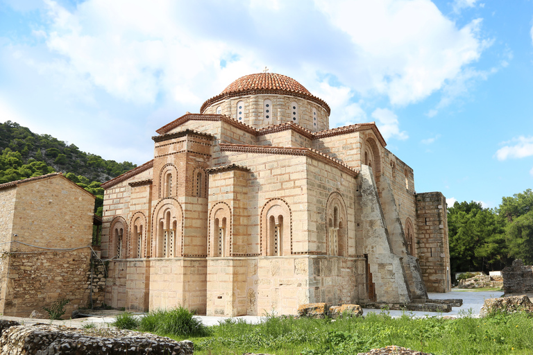 Desde Atenas: antiguo monasterio de Corinto y Daphni