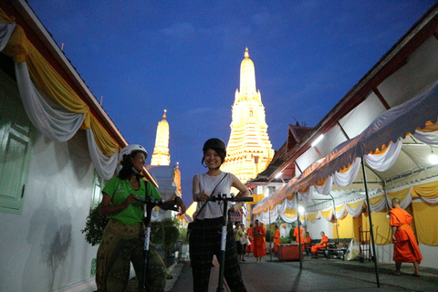 Bangkok: E-Scooter Night Tour z lokalnym jedzeniem ulicznym