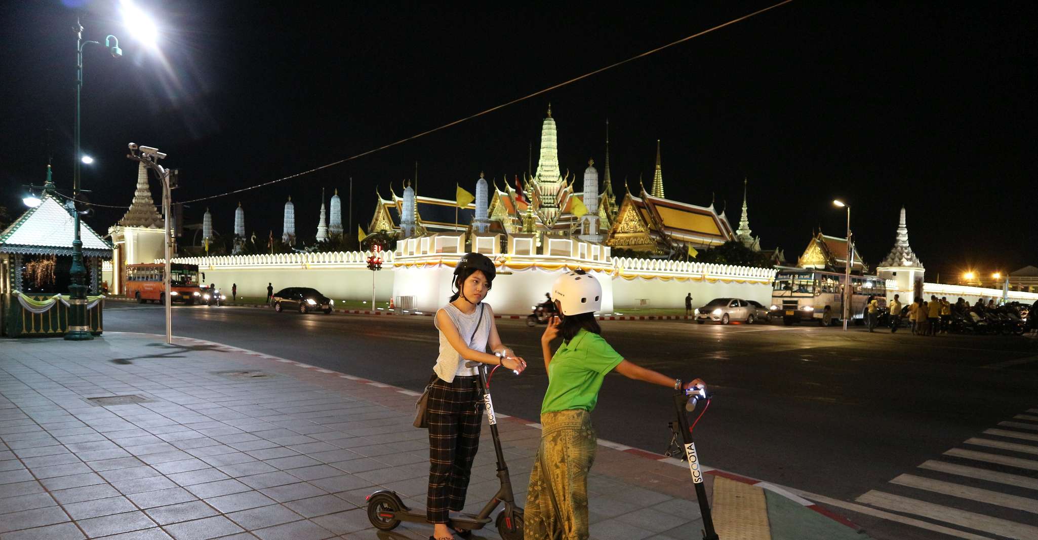 Bangkok: E-Scooter Night Tour with Local Street Food