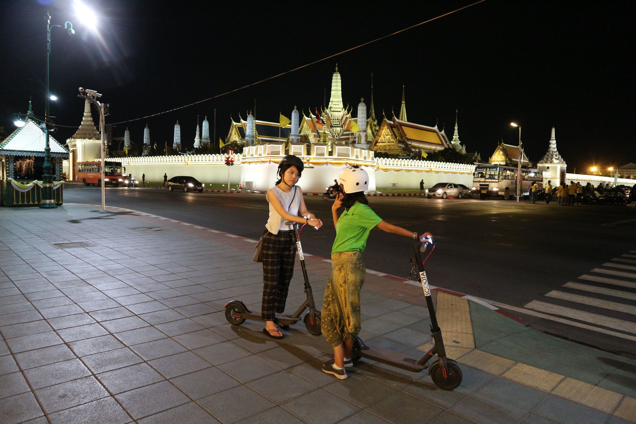 Bangkok: E-Scooter Nachttour mit lokalem Street Food