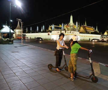 Bangkok: E-Scooter Night Tour with Local Street Food