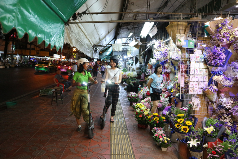 Bangkok: E-Scooter Nachttour mit lokalem Straßenessen