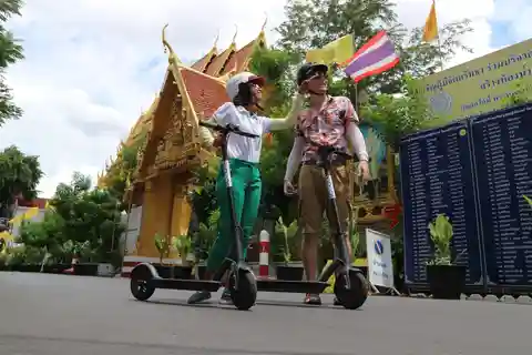 Bangkok: E-Scooter-Abenteuer am Flussufer mit StreetFood-Snack
