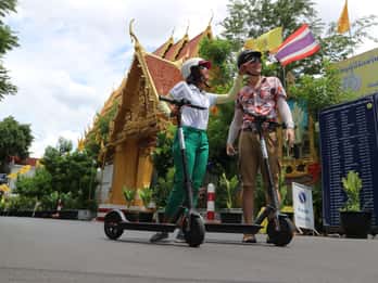 Bangkok: Avventura in scooter elettrico sul lungofiume con spuntino di streetfood