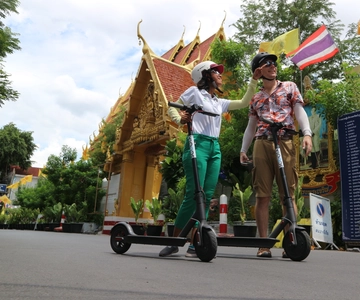 Bangkok: Riverside E-Scooter Adventure with StreetFood Snack