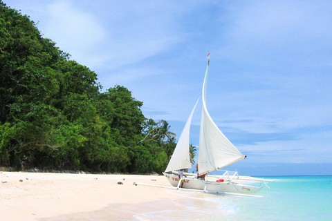 Boracay: Passeio particular em um barco tradicional de bambuBoracay: excursão particular de barco à vela tradicional de bambu