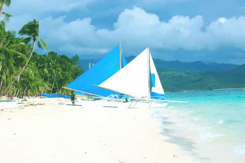 Boracay: Private Traditional Bamboo Boat Sailing Tour