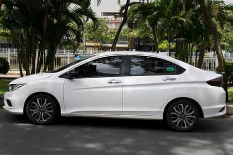 Hue: Hue to Da Nang Transfer Service with Scenic Stopovers