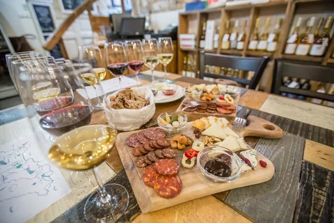 Budapest: Vin-, ost- och Provsmakning av vin, ost och charkuterier