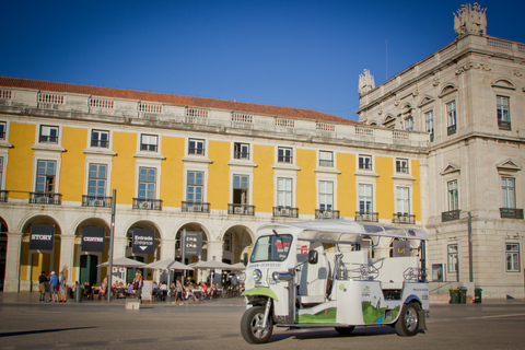 Lisbona: tour privato in tuk-tuk della città vecchiaTour in lingua inglese