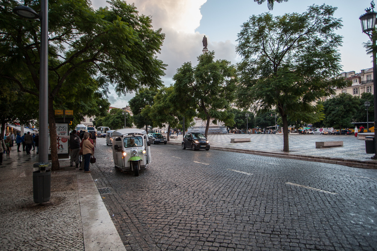 Lisboa: Tour en tuk-tuk eléctrico en el casco antiguoTour en aleman