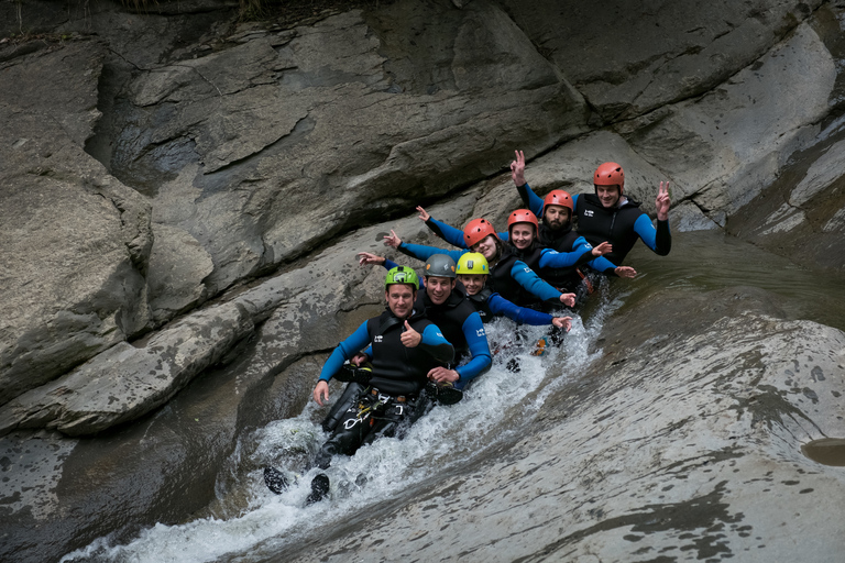 Alpnach: tour di canyoning sul fiume Chli SchliereAlpnach: tour di canyoning del fiume Chli Schliere con bevanda
