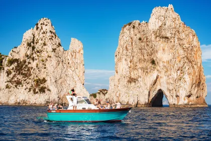 Ab Amalfi: Bootsausflug mit kleiner Gruppe zur Insel Capri