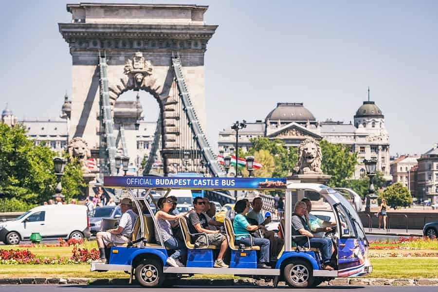 Budapest: Offizieller elektrischer Hop-On/Hop-Off-Bus der Budaer Burg. Foto: GetYourGuide