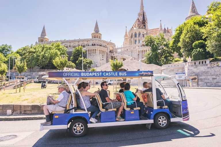 Boedapest: hop on, hop off-e-bus van de Burcht van Boeda