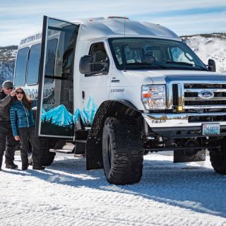 Jackson: Yellowstone Snowcoach Tour to Old Faithful