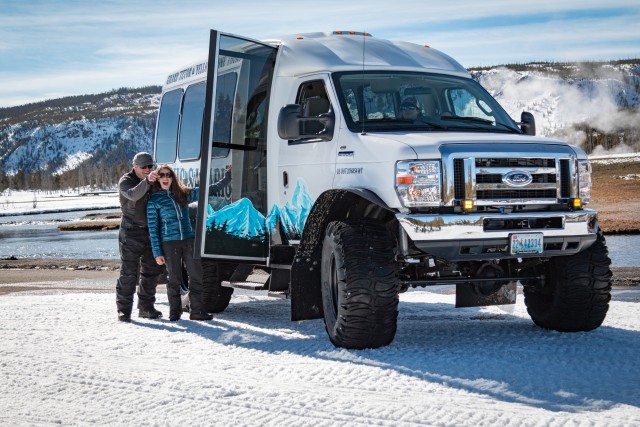Jackson: Yellowstone Snowcoach Tour to Old Faithful
