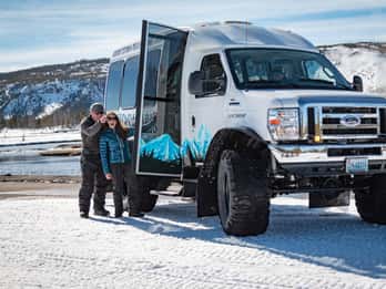 Von Jackson: Yellowstone Snowcoach Tour zu Old Faithful Von Jackson: Yellowstone Snowcoach Tour zu Old Faithful