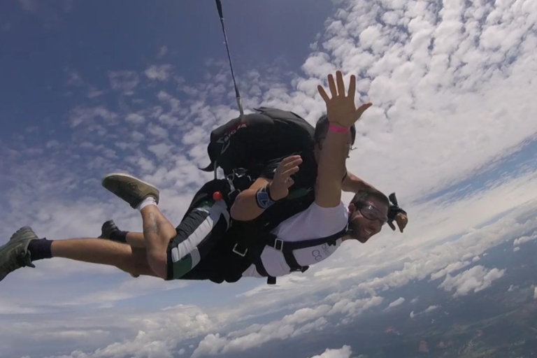 Całodniowa Skydiving Adventure z BogotaSkoki spadochronowe w Bogocie
