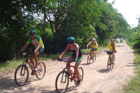 Au départ de Chiang Mai : Circuit cycliste de la vallée de Mae Taeng et des chutes d&#039;eau