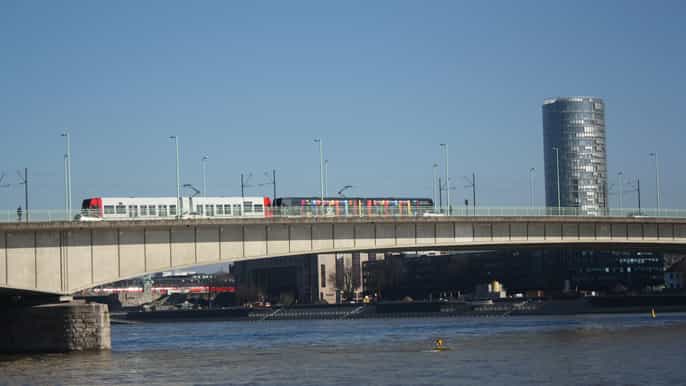 cologne east to west walking tour and kölntriangle