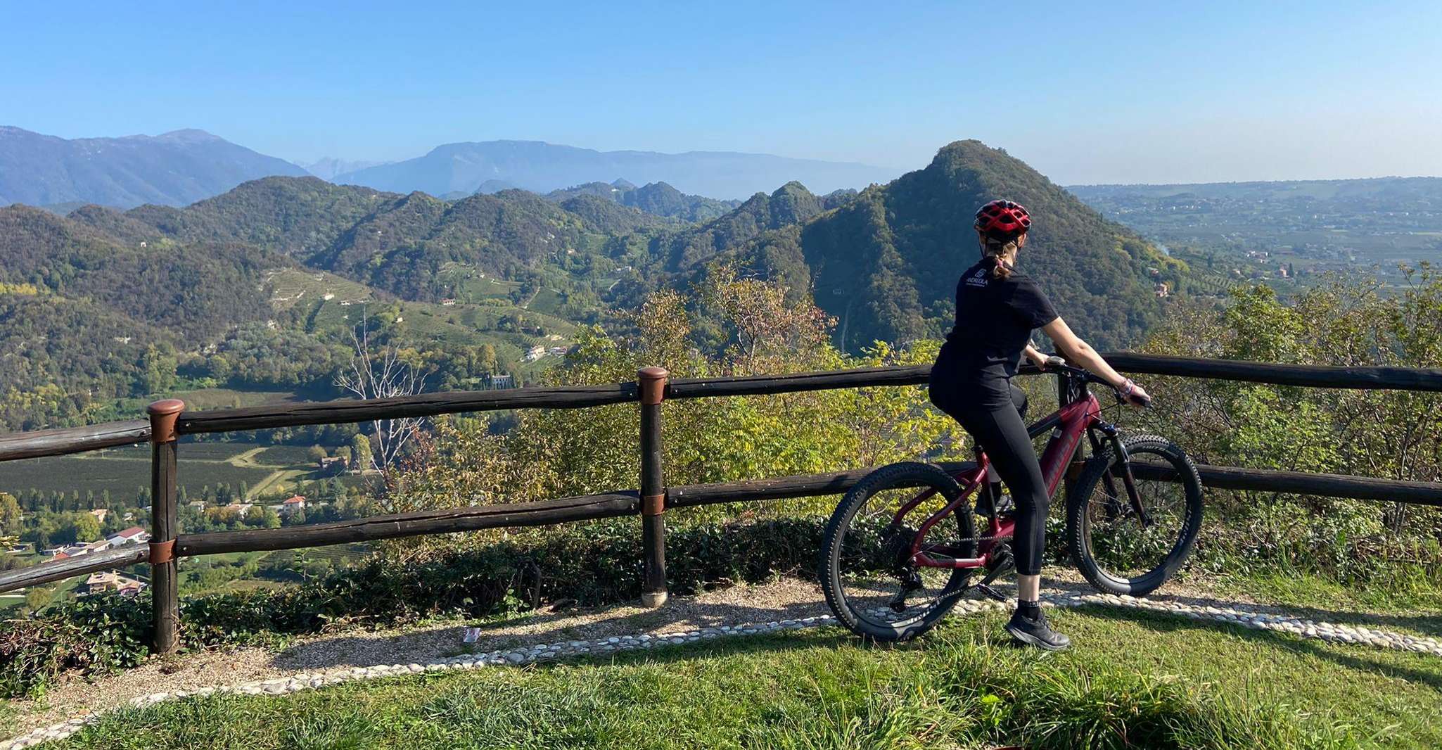 Valdobbiadene Hills, E-bike Tour with Food&Wine Tasting - Housity