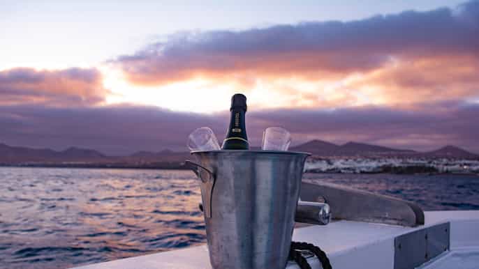 lanzarote bootsfahrt bei sonnenuntergang mit getränken