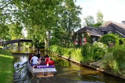 From Amsterdam: Private Tour to Giethoorn