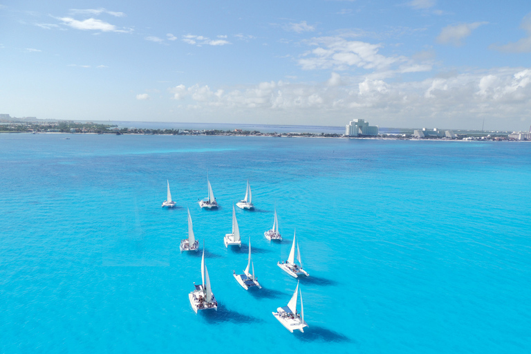 Cancún: Navegação de catamarã na Isla Mujeres e traslado do hotelDe Riveira Maya: Isla Mujeres Catamaran Sailing Tour