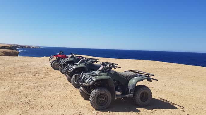 hurghada tur på firehjuling i solnedgang langs sjø og fjell