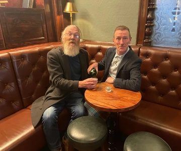 Glasgow :Ve a beber whisky con un escocés.