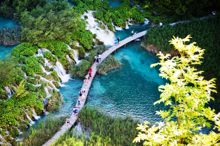 Desde Split/Trogir: Visita guiada en grupo a los Lagos de PlitviceDesde Split: Excursión en Grupo al Parque Nacional de los Lagos de Plitvice