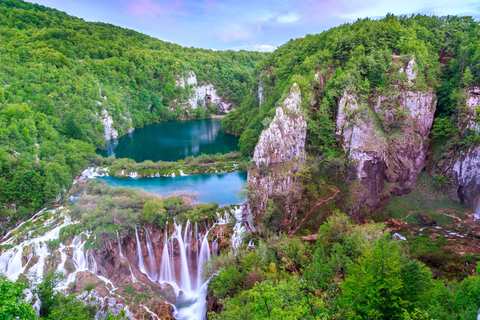 Desde Split/Trogir: Visita guiada en grupo a los Lagos de PlitviceDesde Split: Excursión en Grupo al Parque Nacional de los Lagos de Plitvice